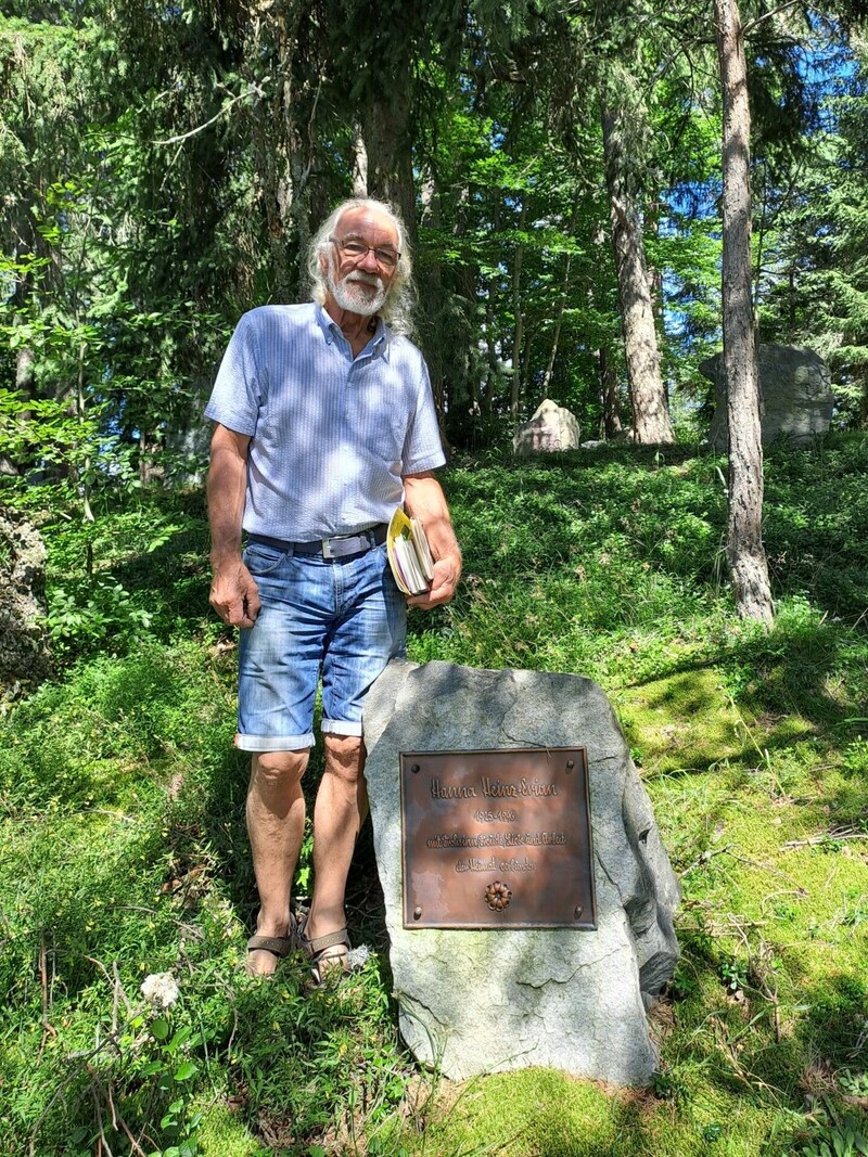 Dieter Hölbling-Gauster beim Stein, der an Hanna Heinz-Erian erinnert, die viele Texte für Komposch-Lieder schrieb. (Bild: Christina Natascha Kogler)