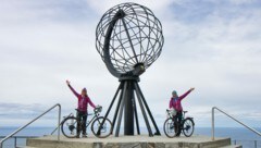 Elisabeth Zienitzer und Silvia Sarcletti am Nordkap (Bild: Weges)