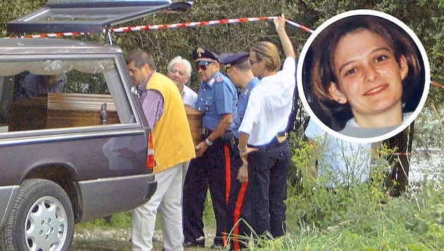 Italienische Polizisten transportieren die Leiche von Ulrike ab. (Bild: Artur Oberhofer, Krone KREATIV)