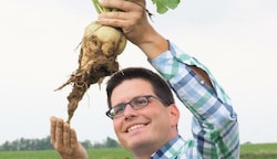 Von einer gelungenen Ernte kann manch heimischer Landwirt nur träumen. Im Bild: Rübenbauer und Vizepräsident der NÖ Landwirtschaftskammer Lorenz Mayr mit geernteter Zuckerrübe. (Bild: Moser Gabriele)