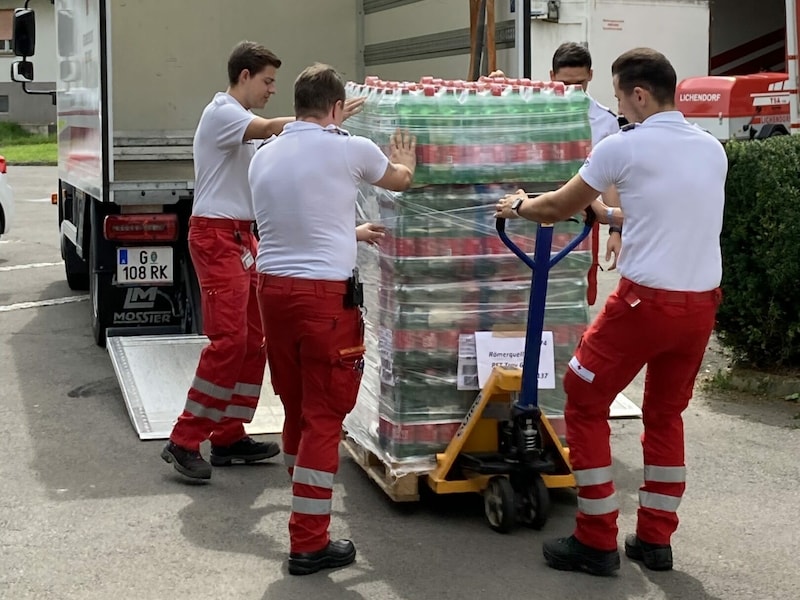 Das Rote Kreuz lieferte eine Wasserspende von Coca-Cola nach Straß. (Bild: Rotes Kreuz Steiermark)