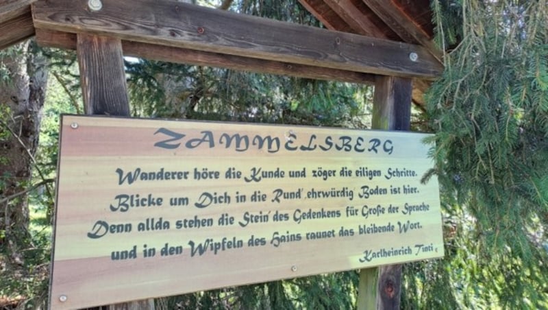 Spruch am Anfang des Dichterhains am Zammelsberg. (Bild: Christina Natascha Kogler)