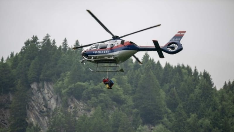 Auch der Polizeihubschrauber stand im Einsatz. (Bild: zeitungsfoto.at/Liebl Daniel)