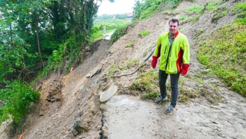 Kitzecks Bürgermeister Josef Fischer vor dem abgerutschten Hang, der eine wichtige Wasserleitung bedroht. (Bild: Sepp Pail)