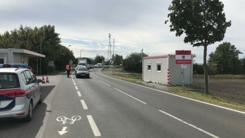 Beim Grenzübergang Pamhagen wurde der verdächtige Kastenwagen angehalten (Bild: Schulter Christian)