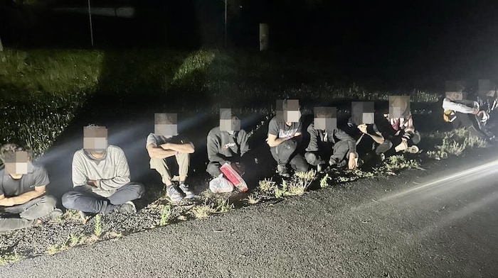 Immer wieder werden Flüchtlinge an der österreichisch-ungarischen Grenze aufgegriffen ...