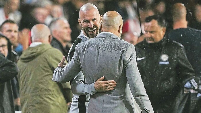 Coach Chris Ilzer (l.) konnte seinem Gegenüber Peter Bosz da nur gratulieren.