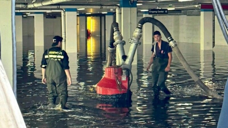 Spezialpumpen saugen das Wasser aus der Tiefgarage ab. (Bild: Tragner Christian)