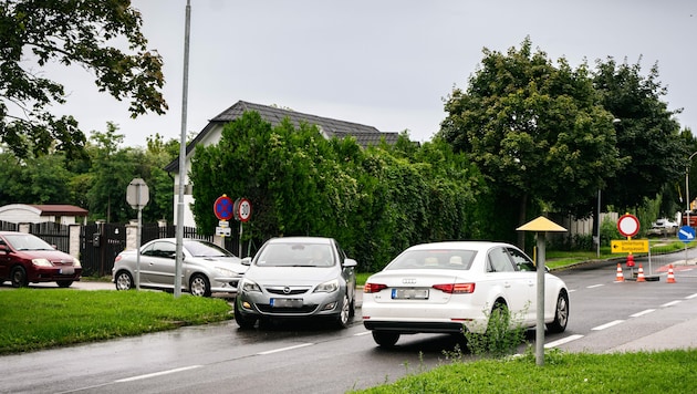 Die Brückenerneuerung sorgt für ein Verkehrschaos in Wulkaprodersdorf. Die Fahrverbote werden ignoriert. (Bild: Krone KREATIV/RaMaR_pictures)
