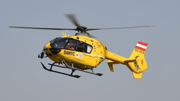 A rescue helicopter had to transport the seriously injured man away (Bild: P. Huber)