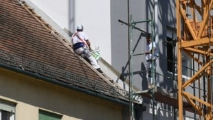 Bei Arbeiten am Dach stürzte der Mann in die Tiefe (Symbolbild). (Bild: P. Huber)