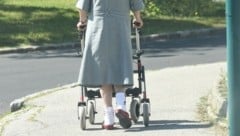 Eine gebrechliche Frau mit Rollator wurde zum Opfer eines Raubes. (Bild: P. Huber)