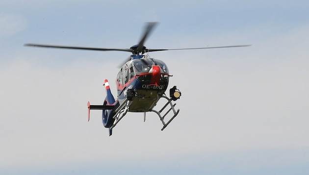 Aktuell sind im Pinzgau zwei Polizei-Helikopter bei einer Personensuche im Einsatz (Bild: P. Huber)
