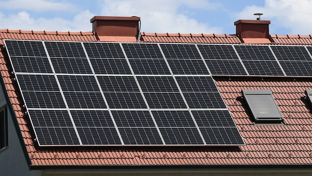 Les installations photovoltaïques bénéficient déjà d'une aide depuis un certain temps, et l'équipement ultérieur avec des accumulateurs sera prochainement encouragé. (Bild: P. Huber)