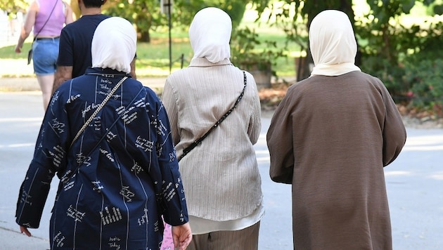 Drei Frauen mit Kopftüchern. (Bild: P. Huber)