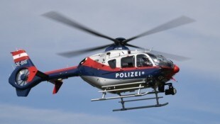Die Polizei suchte mit einem Hubschrauber die Gegend ab. (Bild: P. Huber)