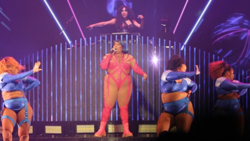 Sängerin Lizzo mit Tänzerinnen (Bild: Claudio Veneroni / PA / picturedesk.com)