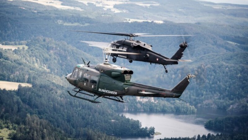 Im Einsatz: ein S-70 „Black Hawk“ und ein Transporthelikopter Agusta Bell-212 (AB 212) (Bild: HBF/Daniel TRIPPOLT)