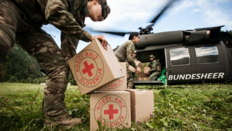 Hilfslieferungen mit Lebensmitteln, Trinkwasser und Medikamenten müssen schnell verteilt werden. (Bild: Österreichisches Bundesheer)