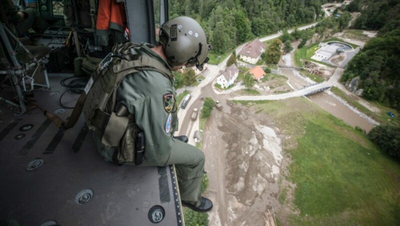 Mit Erkundungsflügen verschafft sich das Heer einen Überblick über die Lage. (Bild: Österreichisches Bundesheer)