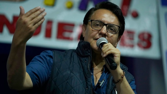 Der Präsidentschaftskandidat Fernando Villavicencio Minuten bevor er vor der Schule in Quito ...