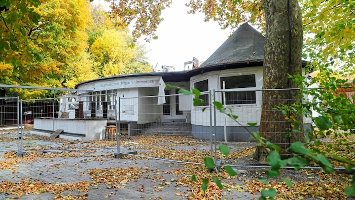 Nach dem Feuer gab der einst stolze Bau ein trauriges Bild ab. Mittlerweile ist die Ruine dem ...