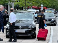 Die Polizei gibt Entwarnung. Im Inneren des Koffers war keine Bombe. (Bild: Markus Tschepp)