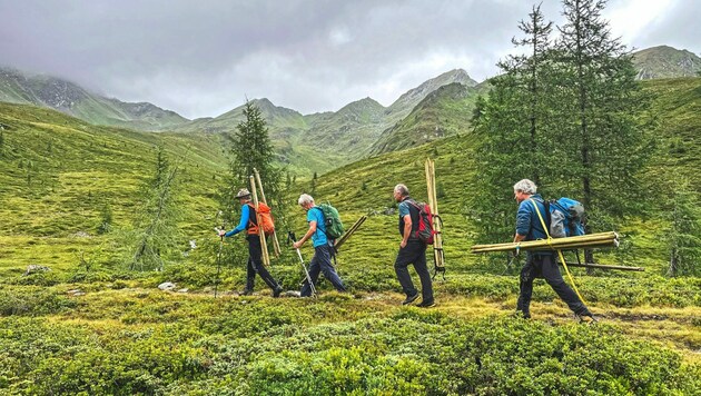 Schwer bepackt ist das Quartett vom Alpenverein unterwegs, um eine Trasse für den neuen Wanderweg zu finden. (Bild: Wallner Hannes)