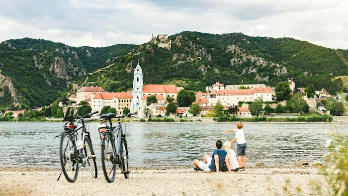Donauradweg: Blick auf Dürnstein in Niederösterreich.