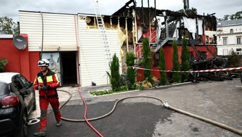 Die Feuerwehr war rund eine Viertelstunde nach Brandbeginn zur Stelle, doch für die meisten Bewohner, die nicht im Erdgeschoss untergebracht waren, kam jede Rettung zu spät. (Bild: APA/AFP/Sebastien BOZON)