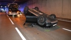 Die Berufsfeuerwehr Wien drehte den am Dach liegenden Pkw um und entfernte diesen von der Fahrbahn. (Bild: LPD Wien)