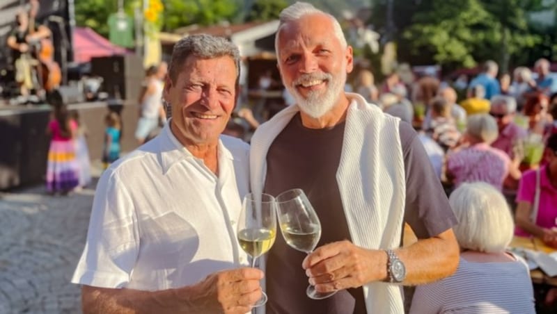 Vor Kurzem besuchte Franz Posch (links) das Weinfest Kufstein, wo er vorab mit TVB-Obmann Georg Hörhager aufs Jubiläum anstieß. (Bild: Berger Hubert)