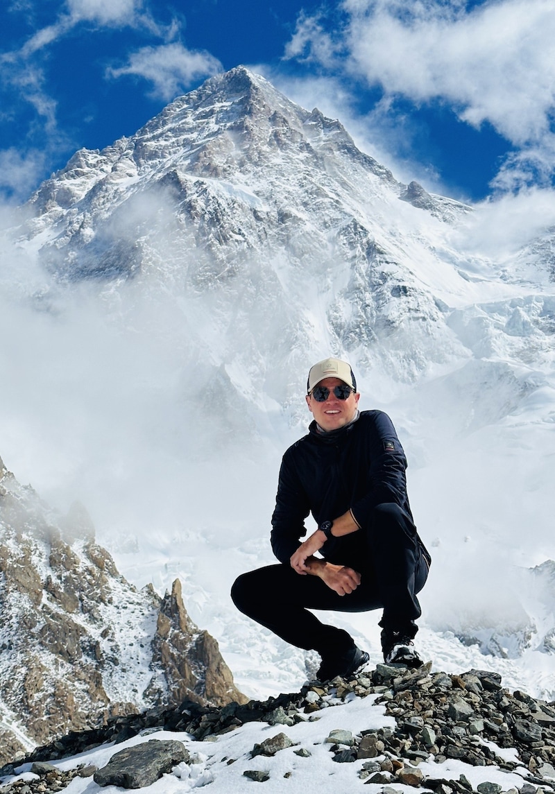 Der Tiroler mit dem Gipfel des K2 im Hintergrund (Bild: Wilhelm Steindl)