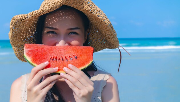 Salatgurken und Wassermelonen sind sogar zu 90 Prozent Wasser - nicht umsonst Klassiker der Sommerküche. (Bild: Nutlegal - stock.adobe.com)