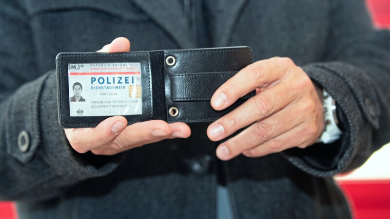 Die Ausweise der falschen Polizisten sind von den echten (Foto) praktisch nicht zu unterscheiden. (Bild: BK, Bettina Fröhlich)