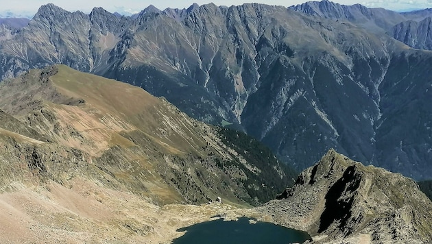Blick vom Wildgrat (2971 m), dem Hausberg der Erlanger Hütte, Richtung Osten hinab zu dem Schutzhaus. Es steht am Vorsprung eines Plateaus beinahe um Ufer des Wettersees. (Bild: Peter Freiberger)
