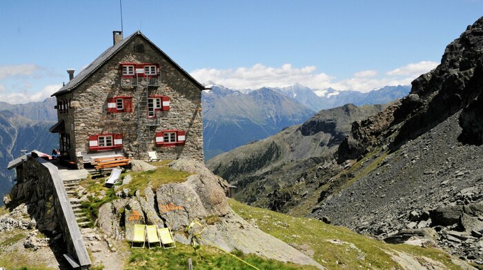 Die Erlanger Hütte zeigt sich klein und fein im Stil eines Alpenvereins-Schutzhauses.