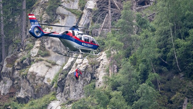 Der Polizeihubschrauber barg am Mittwoch die Leiche des 72-Jährigen, der im Stubai bei der Pilzsuche abstürzte. (Bild: zeitungsfoto.at/Liebl Daniel)