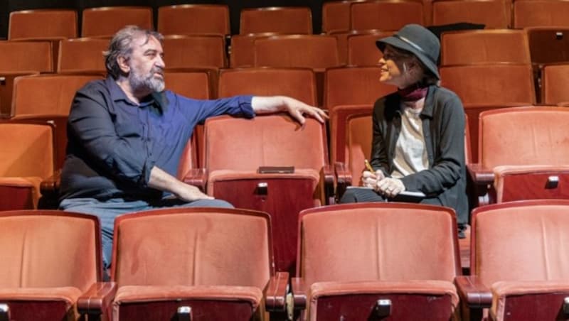 Theaterdirektor Bruno Max beim Interview mit Franziska Trost. (Bild: Reinhard Holl)