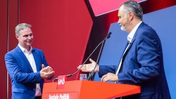 Andreas Babler und Hans Peter Doskozil beim SPÖ-Bundesparteitag am 3. Juni in Linz. (Bild: APA/Georg Hochmuth)