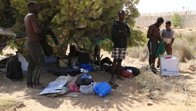 Migranten in der tunesischen Wüste (Bild: AP)