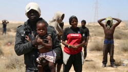 Gestrandete Migrantinnen und Migranten an der tunesisch-libyschen Grenze (Bild: AP)