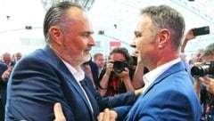 Doskozil und Babler: Die Roten haben den Sommer definitiv nicht dafür genutzt, um das Kriegsbeil zu begraben. (Bild: HELMUT FOHRINGER / APA / picturedesk.com)