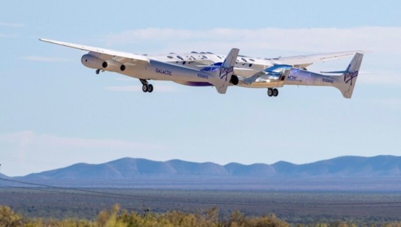 Bei Virgin Galactic bringt zunächst ein Trägerflugzeug die „VSS Unity“ in eine Höhe von rund 15 Kilometern. Dort klinkt sich das wie ein Privatjet aussehende Raumschiff aus und fliegt alleine weiter ins All. (Bild: Associated Press)