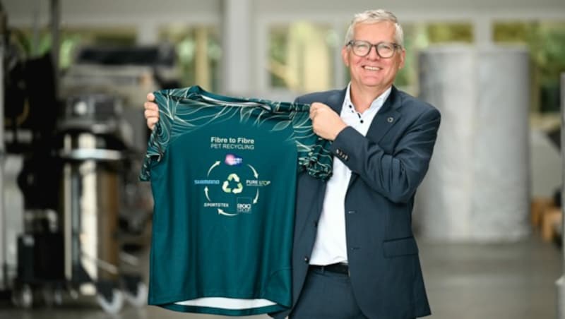 Erema-Chef Manfred Hackl mit dem Sport-Trikot aus Recyclingfaser. (Bild: Markus Wenzel)