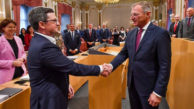 In Oberösterreich ist Michael Lindner (li.) zwar nicht in einer Koalition mit der ÖVP, sitzt aber mit LH Thomas Stelzer (ÖVP) in der Landesregierung - der Proporzregierung sei Dank... (Bild: © Harald Dostal / 2022)