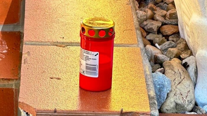 In Gedenken an die Todesopfer wurde eine Kerze vor dem Haus aufgestellt.