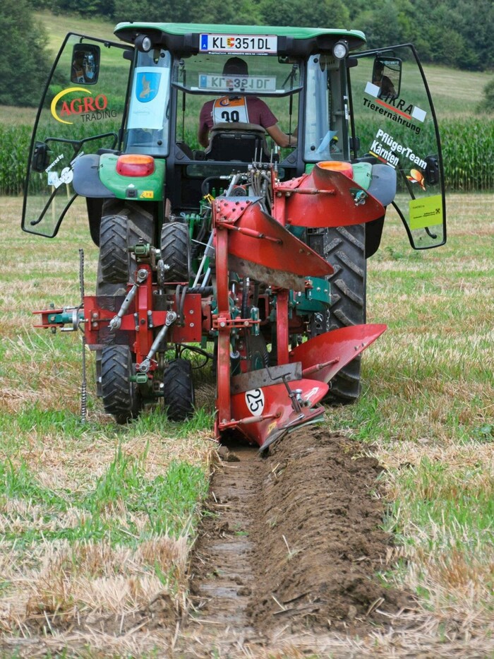 Mit Traktor und Pflug geht es beim Wettpflügen über die Äcker.