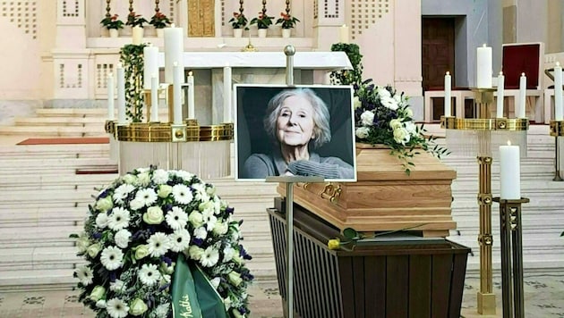 Am Freitag wurde Schauspielerin Bibiana Zeller mit einer Trauerfeier in der Karl-Borromäus-Kirche am Wiener Zentralfriedhof verabschiedet. (Bild: APA/THOMAS RIEDER)