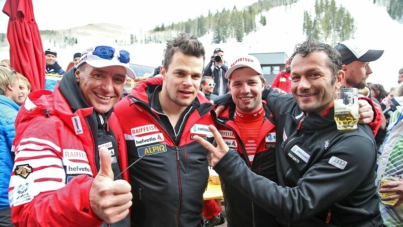 Vail 2015: Der damalige Schweizer Sportdirektor Rudi Huber (l.) und Kondi-Guru Jürgen Loacker (re.) feierten mit Abfahrtsweltmeister Patrick Küng (2. v.l.) und Bronzemedaillengewinn er Beat Feuz. (Bild: Christof Birbaumer / Kronenzeitung)